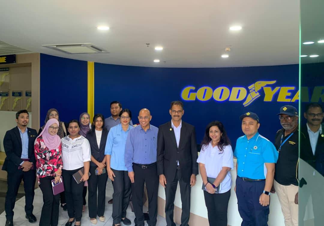 V Papparaidu (empat dari kanan) bersama wakil Goodyear Shah Alam.