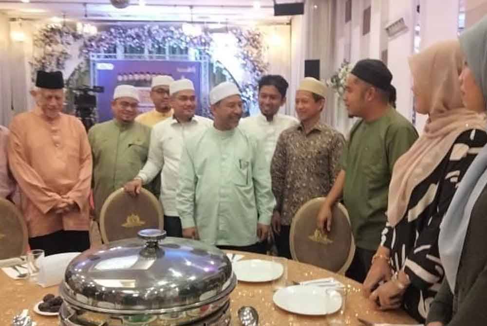 Kamaruddin (dua, kiri) mengiringi Nasuruddin (lima, kanan) bertemu pengamal media sempena Majlis Iftar Mahabbah Urusetia Penerangan UPKN dan Media Bersama PMBI.