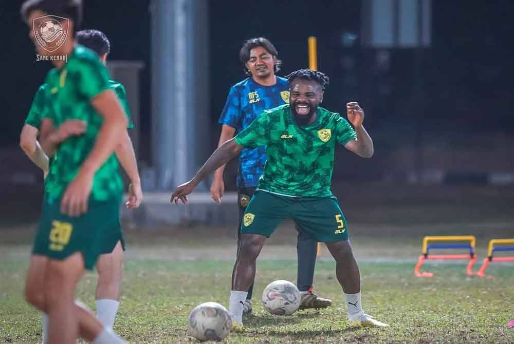 Habib (kanan) menjalani latihan pertama bersama KDA FC di Stadium Mini Jitra pada malam Isnin. Foto KDA FC