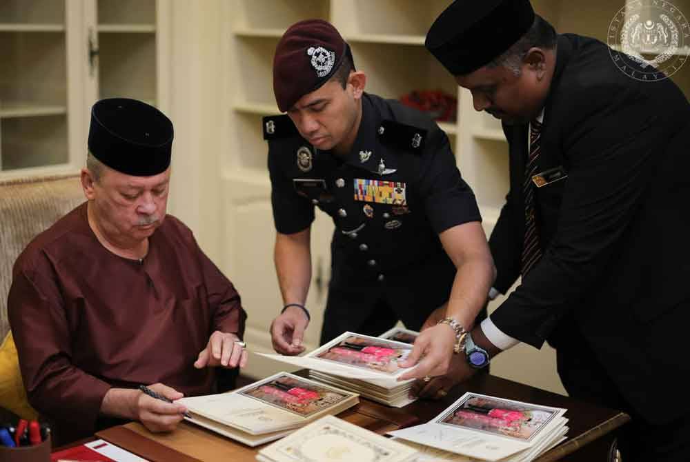 Menerusi hantaran yang dimuat naik di akaun Facebook rasmi Seri Paduka Baginda, Sultan Ibrahim dilihat berkenan untuk menandatangani 200 kad ucapan.