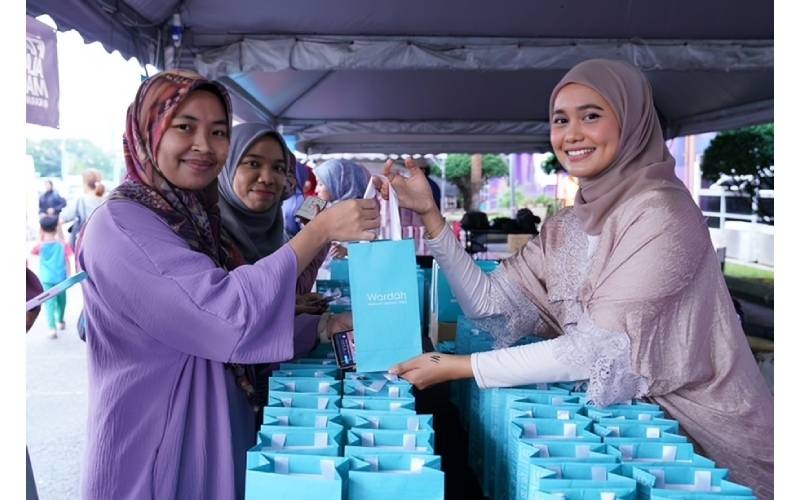 Setiap hari 300 pengunjung terawal yang hadir pada program Iftar Ala Madinah@Karangkraf akan menerima cenderamata daripada Wardah Beauty, Kahf dan Emina Cosmetics yang bernilai RM50