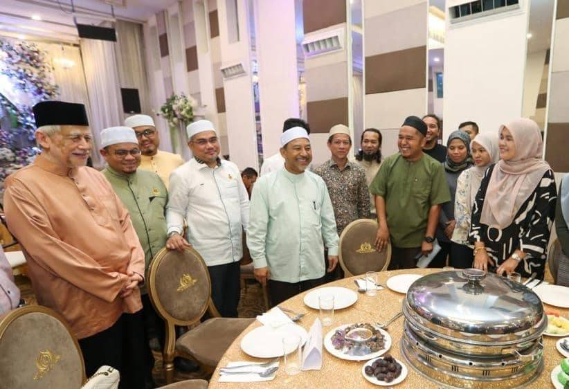 Hilmi (dua dari kiri) mengiringi Menteri Besar Kelantan, Datuk Mohd Nasuruddin Daud beramah mesra bersama pengamal media Kelantan.