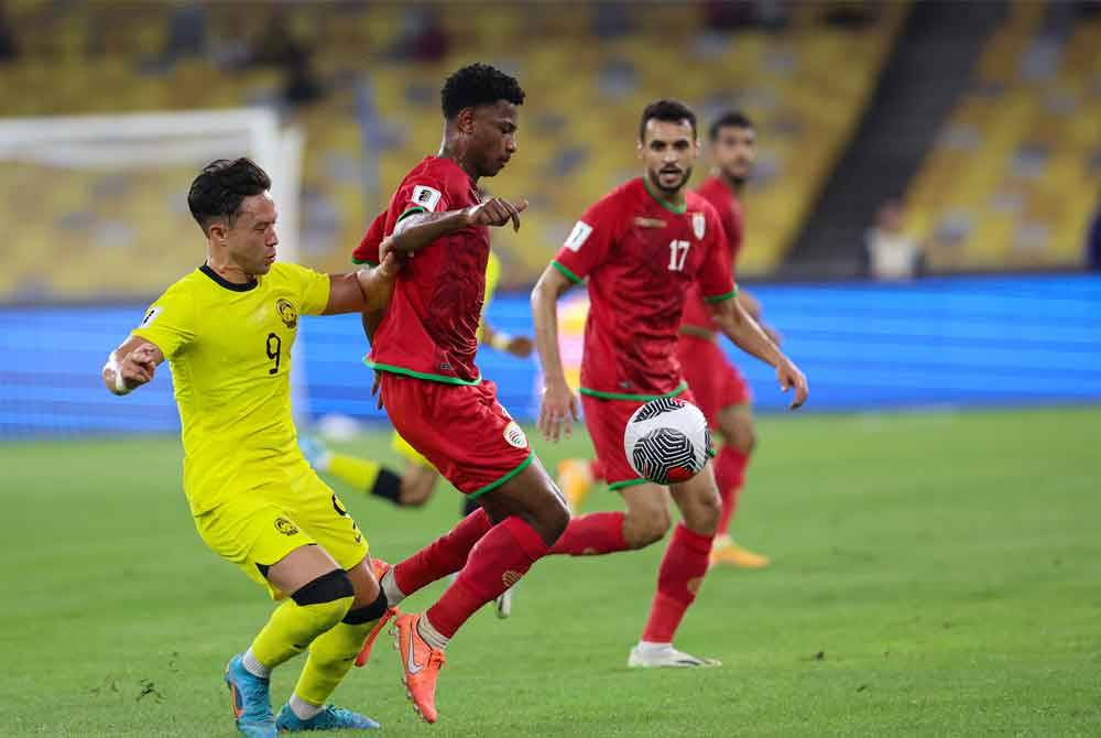 Darren cuba mendapatkan bola dari pemain Oman pada perlawanan Kumpulan D pusingan kedua Kelayakan Piala Dunia 2026 dan Piala Asia 2027 di Stadium Nasional Bukit Jalil malam tadi. Foto Bernama