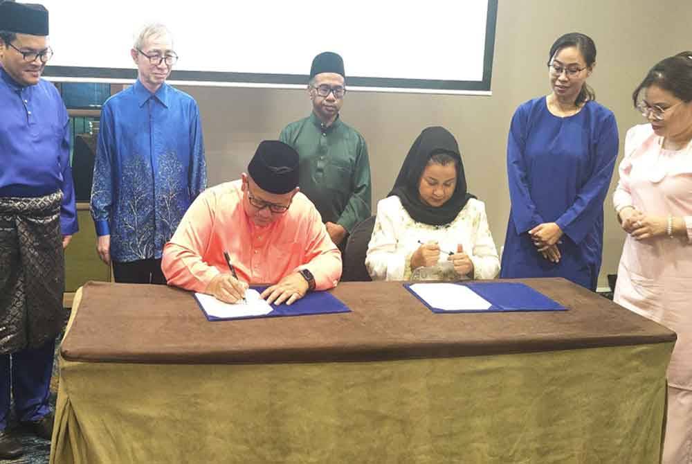 Che Mohd Shukree (duduk kiri) dan Pengerusi Che Som Contractor Sdn Bhd, Jurinah Florence Justine (duduk kanan) menandatangani MoU di Kuala Lumpur Golf and Country Club di sini pada Rabu.