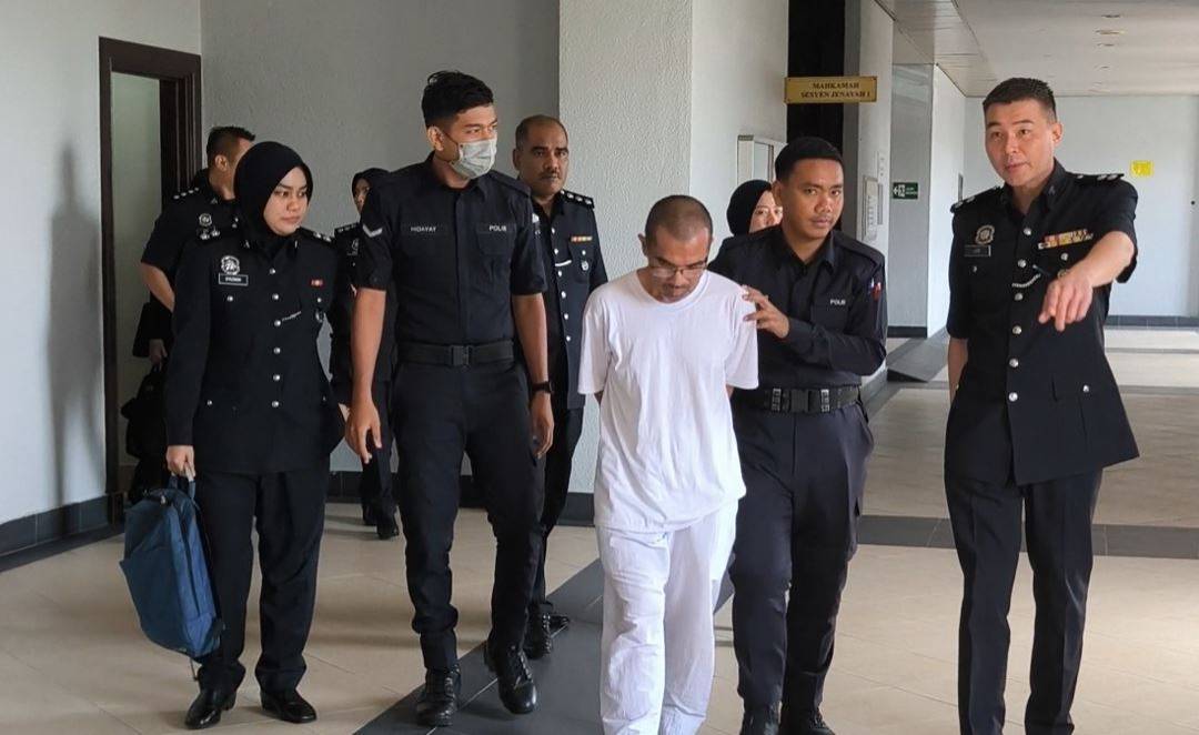 Mohd Saibulrijal (tiga, kanan) dibawa ke Mahkamah Sesyen Kuala Lumpur pada Rabu, bagi menghadapi 80 pertuduhan pecah amanah, salah guna harta, memalsukan dokumen dan menipu kakitangannya membabitkan 155 jongkong emas milik pelanggan bernilai lebih RM6 juta, antara tahun 2019 hingga 2021 lalu.