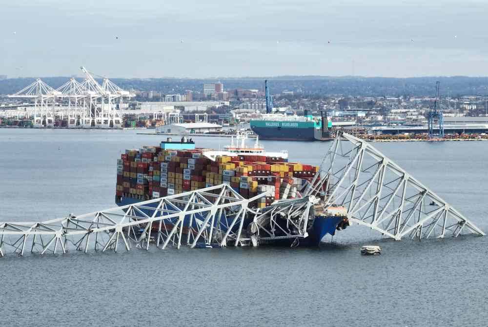 jambatan Francis Scott Key itu runtuh ke dalam Sungai Patapsco awal Selasa selepas sebuah kapal kontena didaftarkan di Singapura melanggar tiang jambatan. Foto AFP