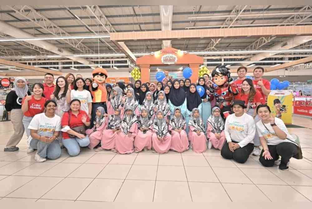 Kanak-kanak dari Pertubuhan Kasih Bestari bergambar kenangan bersama BoboiBoy dan Mechamato serta kakitangan Lotus&#039;s.