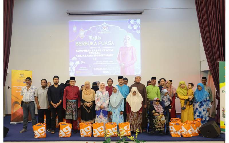 Menteri KPWKM, Datuk Seri Nancy Shukri (depan, tengah) bergambar bersama penerima-penerima sumbangan sempena majlis berbuka puasa bersama para penghuni Rumah Seri Kenangan Cheras pada Isnin. 