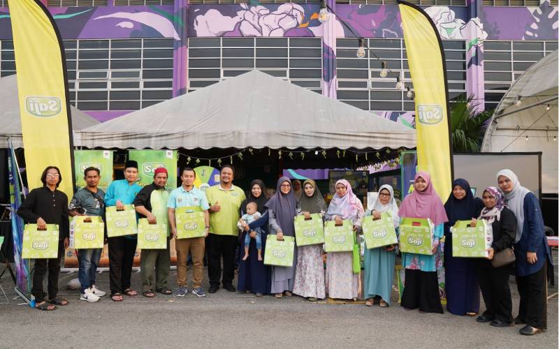 Antara penerima yang hadir menerima sumbangan barangan SAJI pada Iftar Ala Madinah@ Karangkraf.