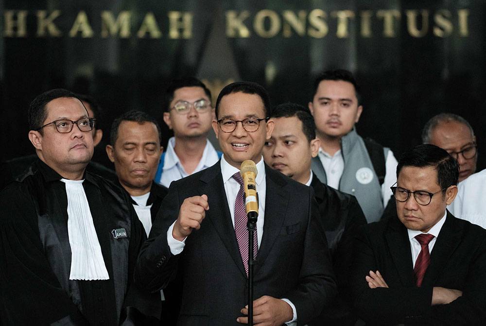 Anies (tengah) bercakap kepada pihak media selepas mencabar keputusan pilihan raya Presiden Indonesia di Mahkamah Perlembagaan di Jakarta pada Rabu. - AFP