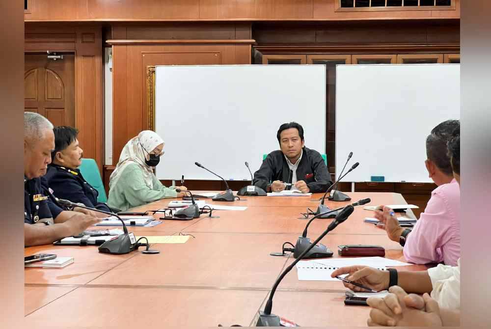 Mohd Najwan atur pertemuan antara wakil penduduk dengan agensi berkaitan bagi mencari penyelesaian isu lambakan lori tanah di Persiaran Pulau Lumut.