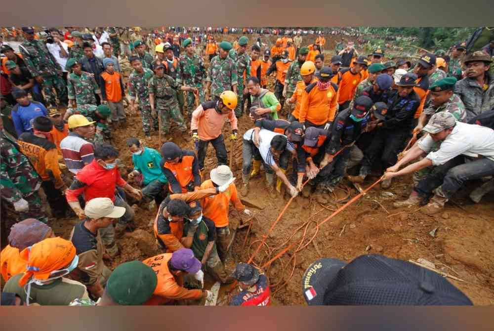 Pasukan penyelamat menemukan lima mayat, termasuk kanak-kanak yang tertimbus selepas tanah runtuh melanda dua kampung di wilayah Jawa Barat, Indonesia baru-baru ini. Foto AP