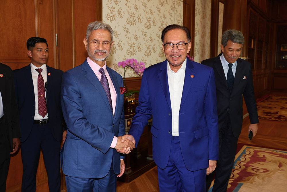 Anwar (dua dari kanan) menerima kunjungan hormat S. Jaishankar yang sedang dalam rangka lawatan kerja selama dua hari ke Malaysia bermula hari ini. Foto Bernama