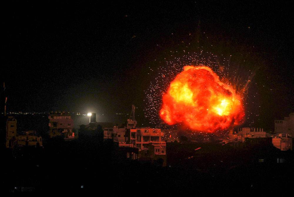 Bola api meletus semasa pengeboman Isreali ke atas Rafah, di selatan Semenanjung Gaza,.
Foto: AFP