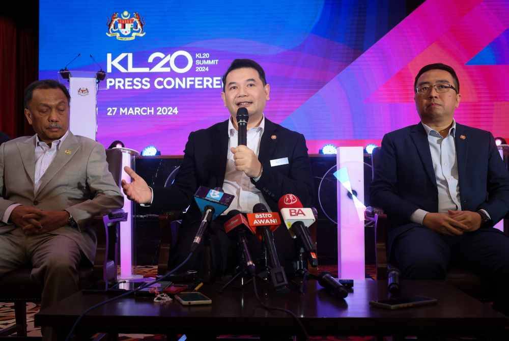 Rafizi (tengah) mengadakan sesi sidang media selepas majlis Pra Pelancaran KL20 Summit 2024 di Bangunan Parlimen pada Rabu. Turur hadir Menteri Sains, Teknologi dan Inovasi, Chang Lih Kang (kanan), dan Timbalan Menteri Sains, Teknologi dan Inovasi, Datuk Mohammad Yusof Apdal. Foto Bernama