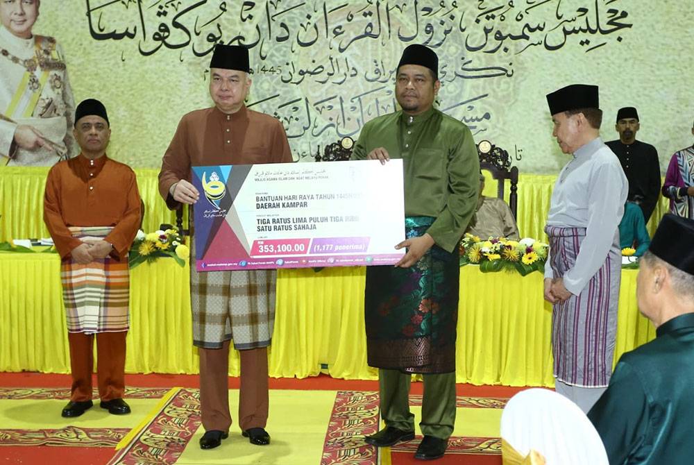 Sultan Nazrin menyampaikan bantuan Hari Raya Aidilfitri MAIPk kepada Penghulu daerah Kampar, Mohd Syamsul Azhar Mohamed Yusop berjumlah RM353,100 pada Majlis Sambutan Nuzul al-Quran Peringkat Negeri Perak di Ipoh pada Rabu.