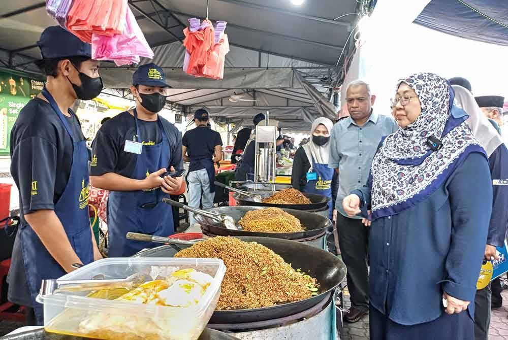 Fuziah ketika sesi walkabout di Bazar Ramadan Rahmah Mahkota Square di sini pada Rabu.