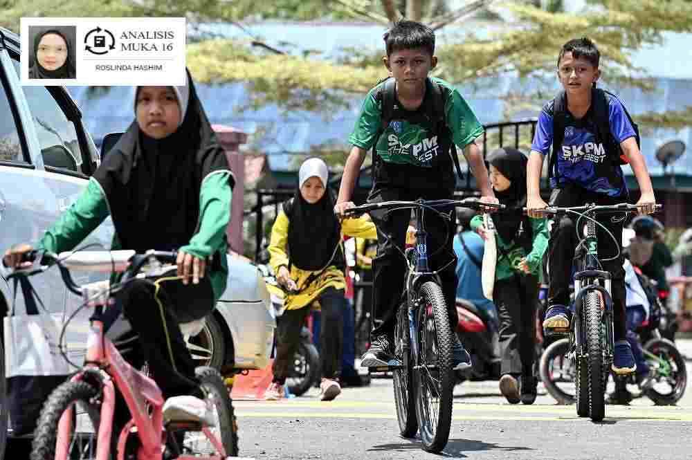 Sebahagian murid sekolah memakai pakaian sukan ekoran cuaca panas. Foto Bernama