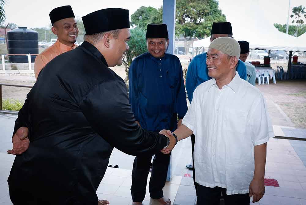 Sutekno (kanan) hadir pada Program Iftar Jamai’e AADK 2024 di Pusat Pemulihan Penagihan Dadah (PUSPEN) Tampin pada Rabu. Foto Bernama