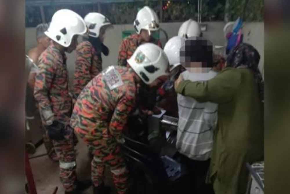 Anggota bomba mengambil masa 15 minit untuk menenangkan mangsa dan berjaya mengeluarkan tangan yang tersepit itu dengan menggunakan peralatan khas. - Gambar ihsan bomba