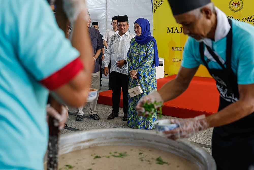 Raja Permaisuri Agong Raja Zarith Sofiah berkenan melihat aktiviti memasak bubur lambuk sempena Majlis Agihan Bubur Lambuk bersama Kebawah Duli Yang Maha Mulia Seri Paduka Baginda di Masjid Jamek Kampung Baru pada Khamis. Foto Bernama