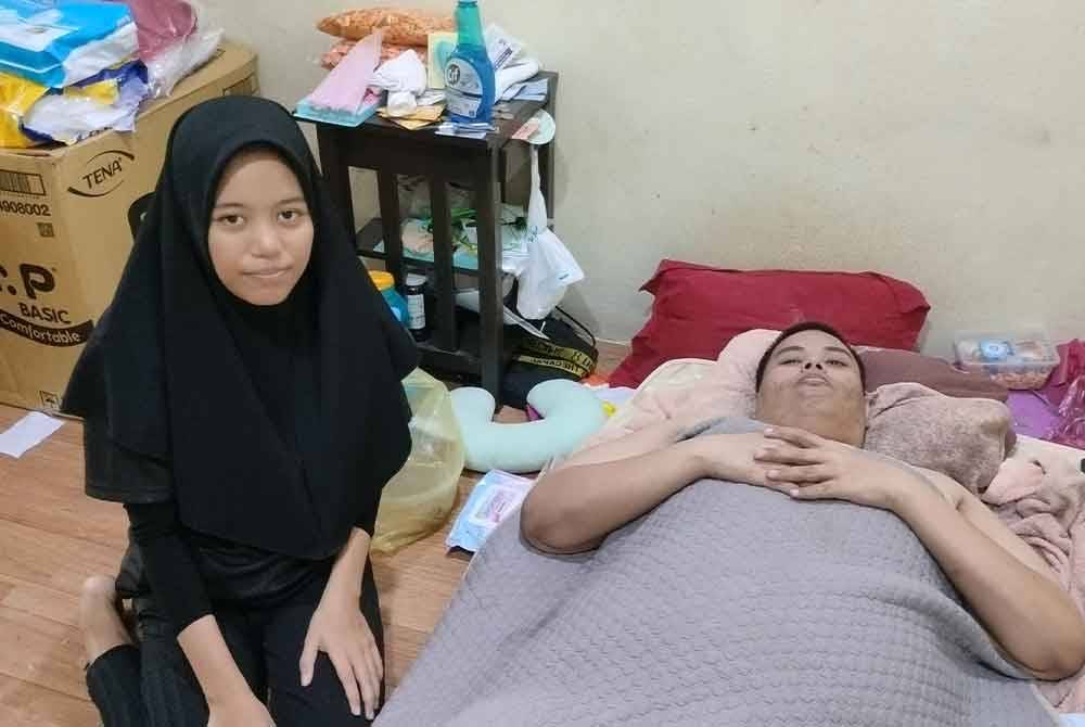 Nurul Atiqah di samping abangnya yang terlantar kira-kira lapan bulan lalu.