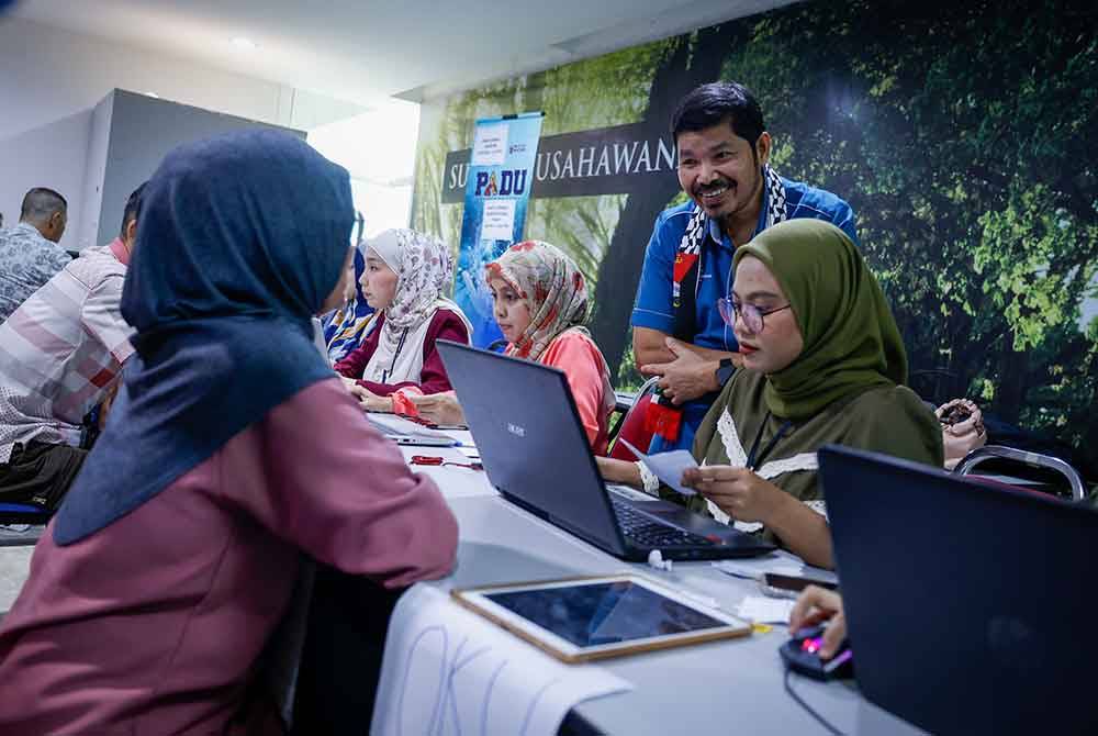 Ketua Perangkawan, Datuk Seri Mohd Uzir Mahidin (berdiri kanan) ketika membuat tinjauan pendaftaran Sistem Pangkalan Data Utama (PADU) di Pusat Transformasi Bandar (UTC) Melaka pada Khamis. Foto Bernama