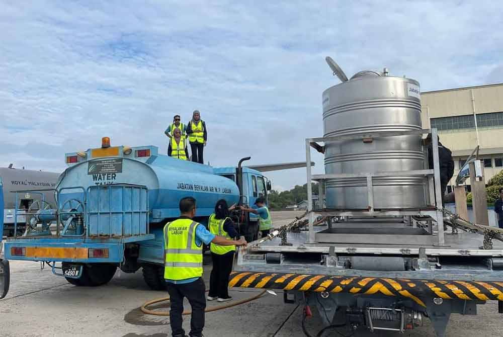 Tangki yang dimuatkan ke dalam pesawat TUDM mengandungi bancuhan air dan garam untuk tujuan pembenihan awan di Sabah.