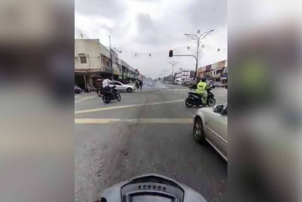 Tular video memaparkan beberapa individu bertindak membakar mercun di persimpangan lampu isyarat dekat pekan Banting pada Khamis.