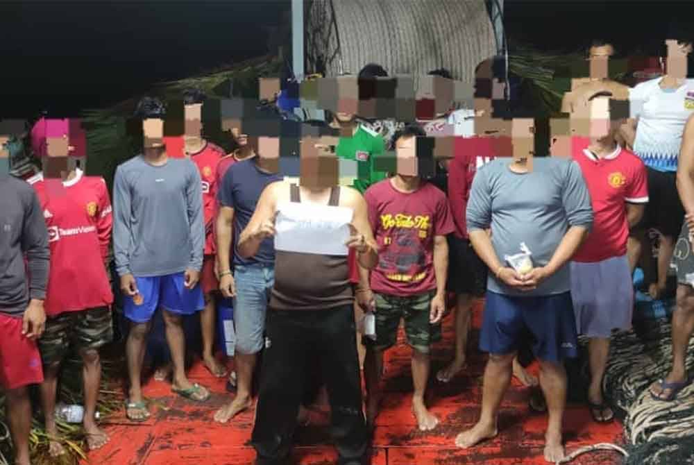 Sebahagian daripada lelaki warga asing yang ditahan kerana disyaki terlibat dengan penyalahgunaan dadah pada lewat malam Rabu. - Foto Maritim Malaysia Mersing