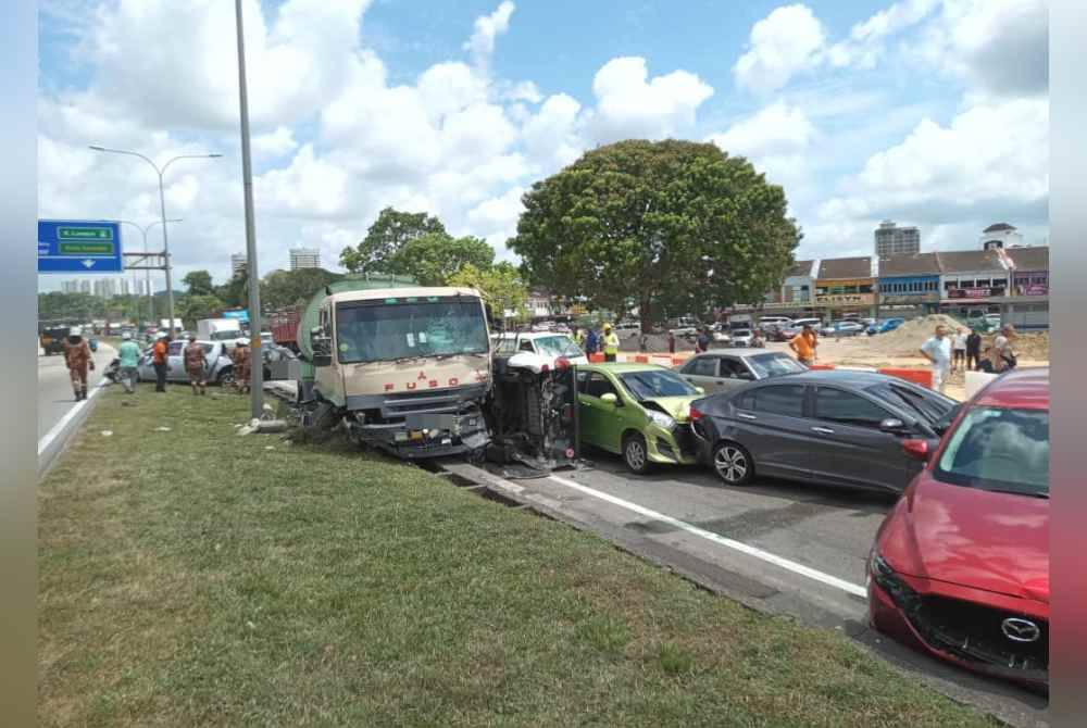 Lapan kenderaan terlibat dalam kemalangan di Lebuhraya Pasir Gudang menghala ke Pasir Gudang berhampiran susur ke Taman Rinting, pada Khamis. Foto BBP Pasir Gudang