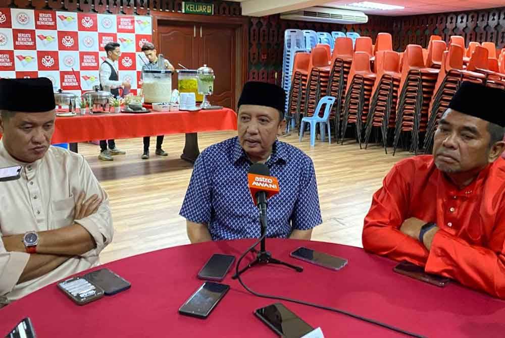 Ahmad Jazlan (tengah) ketika sidang akhbar ketika Majlis Berbuka Puasa Bersama Ketua UMNO Bahagian Kelantan di Kota Bharu pada Khamis.