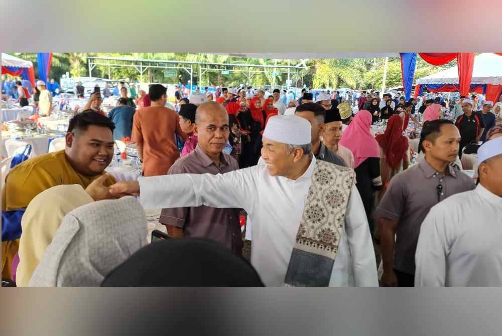 Ahmad Zahid beramah mesra bersama orang ramai pada Majlis Santunan Kasih Ramadan di Masjid Jamek As-Solihin, Kanchong Darat Banting pada Khamis.