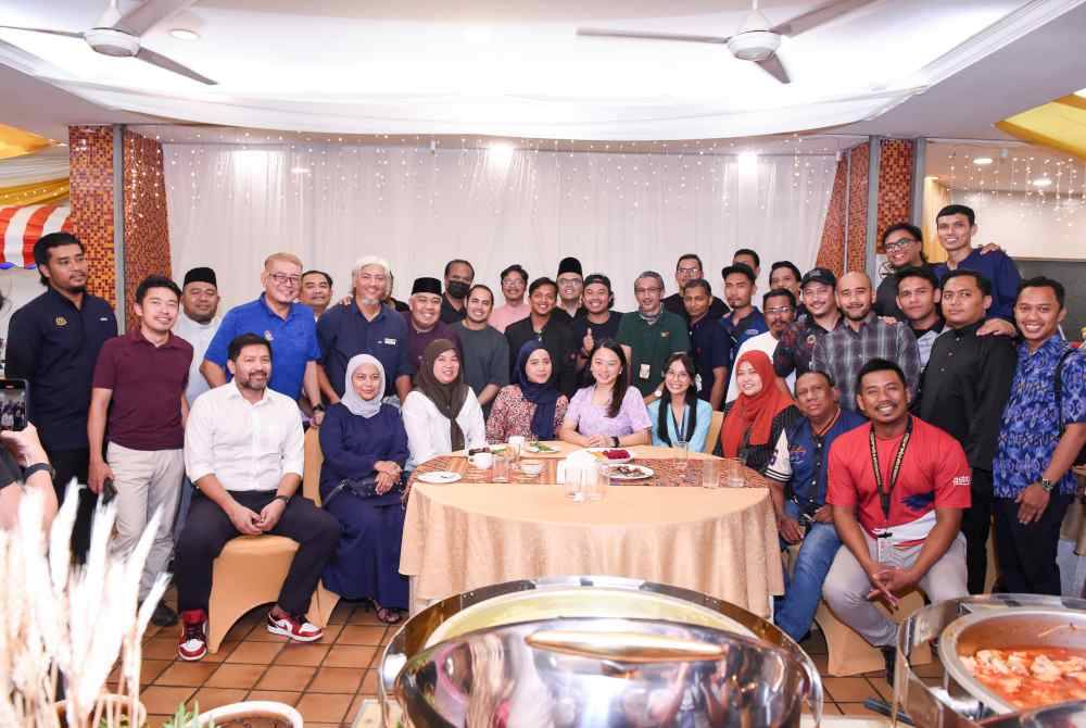 Hannah (duduk, tengah) bersama pengamal media selepas majlis berbuka puasa KBS dan SAM pada Selasa.