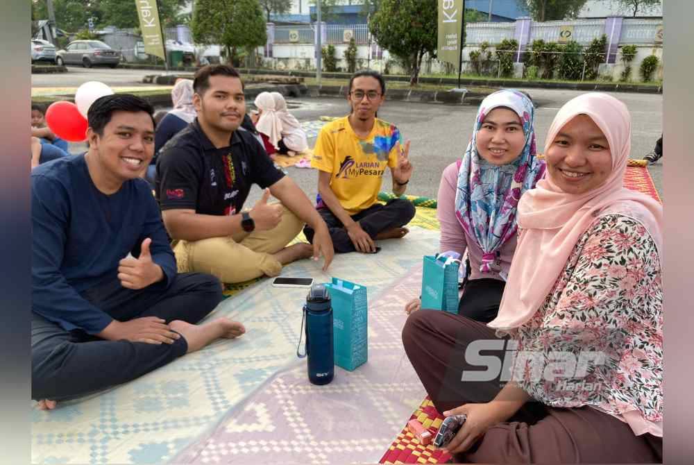 Nur Aina (kanan) bersama rakan sekerja menyertai Program Iftar Ala Madinah @Karangkraf.