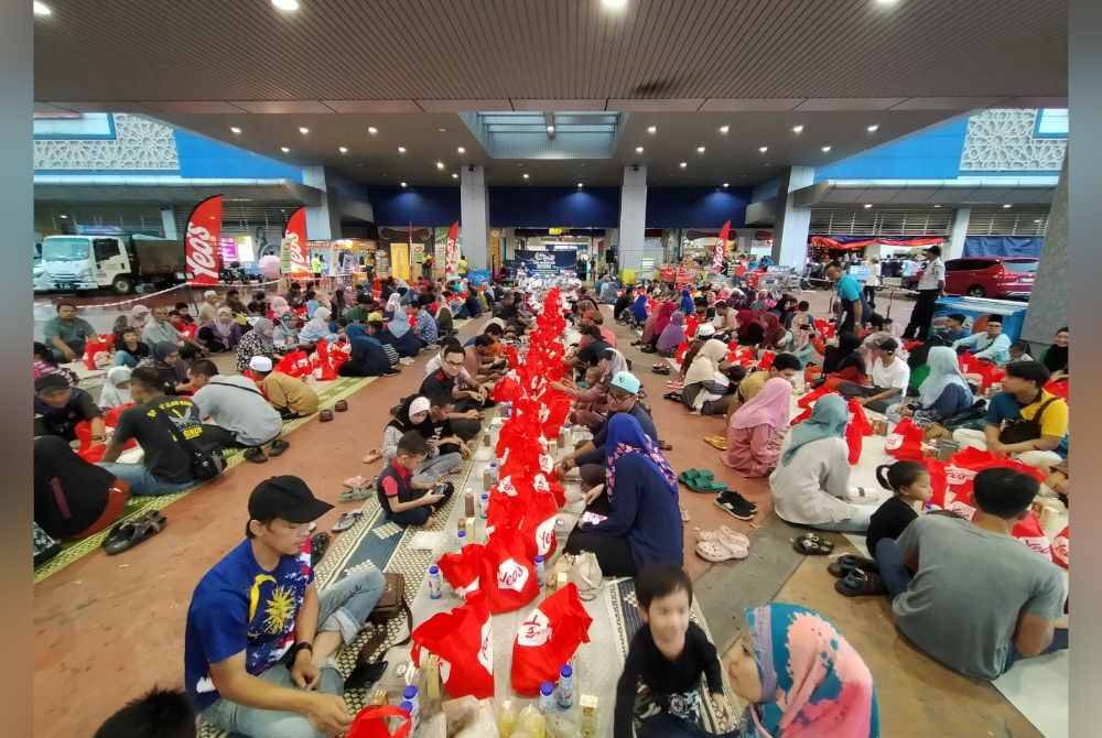 Seramai 700 orang hadir memeriahkan Jelajah Iftar ala Madinah Mydin di Pasar raya Besar Mydin Meru pada Rabu.