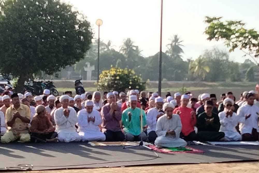 Solat sunat istiaqa dilakukan bagi memohon hujan dan membantu mengurangkan masalah petani di Stesen Pam Kemubu, Kota Bharu pada Jumaat.