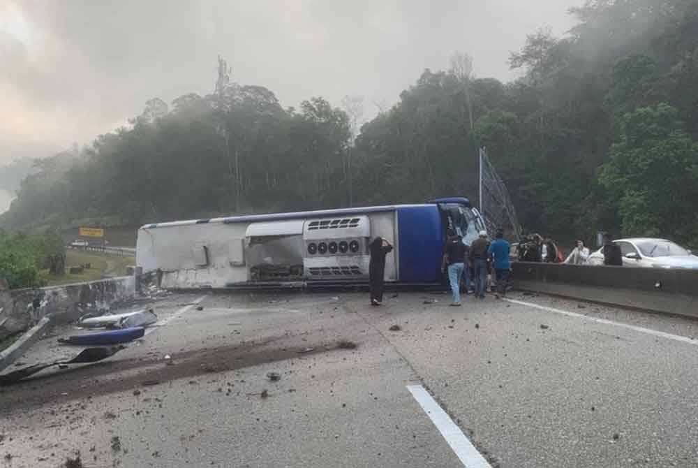 Keadaan bas persiaran yang terbalik di KM51.4 Lebuhraya KLK berhampiran Hentian Rehat Lentang, Bentong pada Jumaat. Foto X Gmbk-Karak-Ktn-Jabor