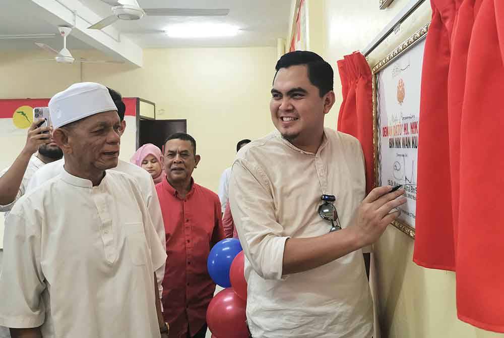 Muhamad Akmal (kanan) bersama Timbalan Pengerusi UMNO Negeri, Datuk Nik Dir Wan Ku (kiri) ketika merasmikan Dewan Dato’ Haji Nik Dir di Bangunan UMNO Bahagian Marang.