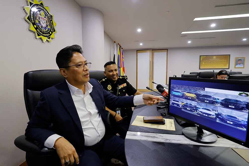 Azam menunjukkan kenderaan yang dirampas pada sidang media khas mengenai Op Samba 2.0 di Ibu Pejabat SPRM pada Jumaat. Foto Bernama
--fotoBERNAMA (2024) HAK CIPTA TERPELIHARA