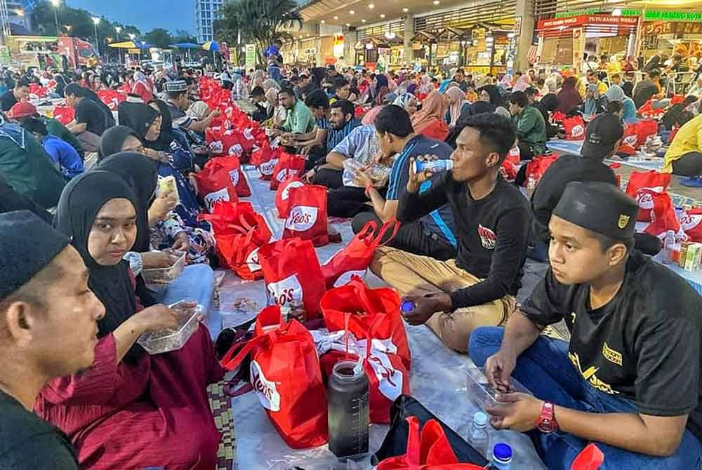 Program berbuka beramai-ramai mendapat sambutan meriah di Jelajah Iftar Ala Madinah Mydin di Ayer Keroh, Melaka pada Jumaat.