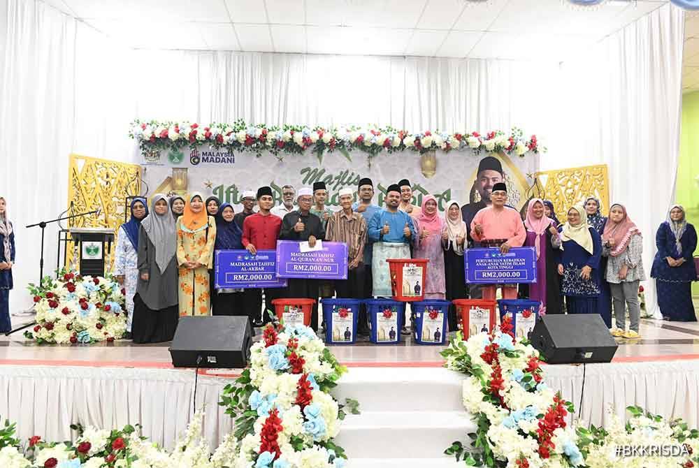 Manndzri bersama kesemua penerima sumbangan pada Majlis Iftar Ramadan Risda di Dewan Serbaguna Taman Kota Jaya, Kota Tinggi pada Khamis. Foto RISDA