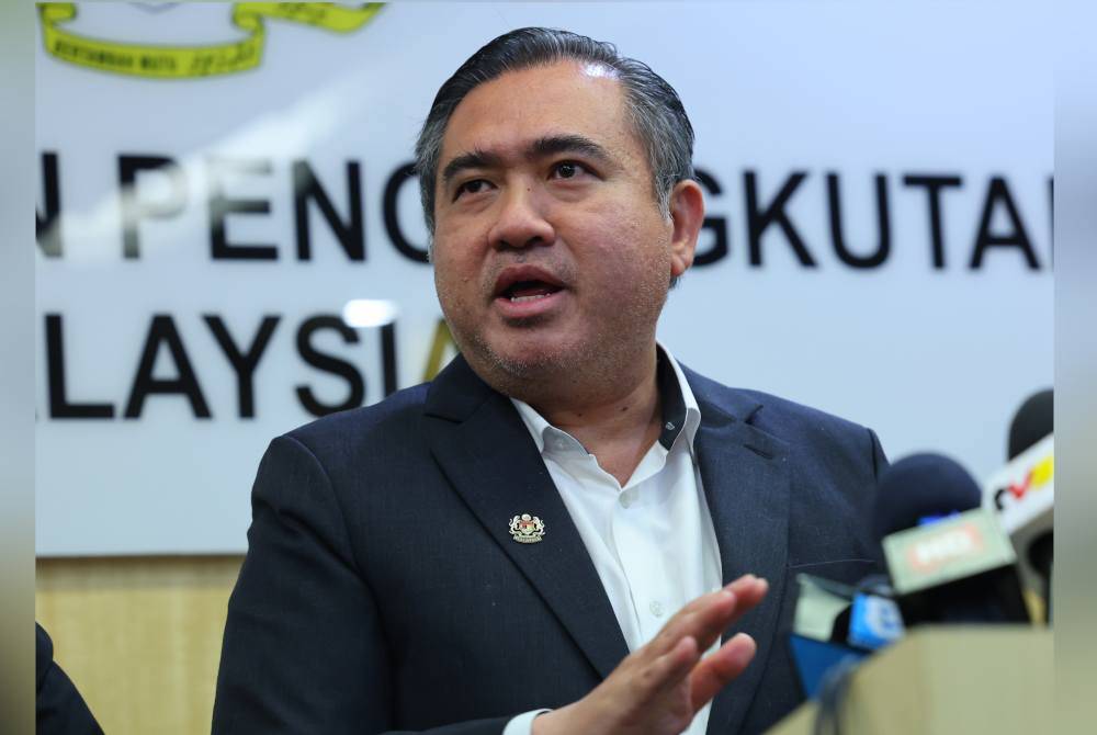 Anthony Loke ketika sidang Media Berkenaan Pelaksanaan Projek LRT Laluan Mutiara Pulau Pinang di Kementeriannya pada Jumaat. Foto Bernama