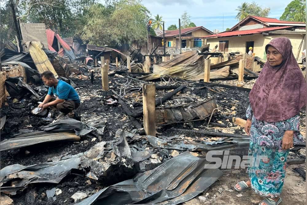 Kebakaran menghanguskan rumah Asiah (kanan) dan Mat Azhar sekeluarga.