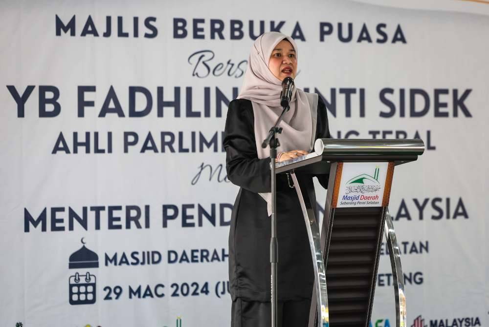 Fadhlina menyampaikan ucapan pada majlis berbuka puasa di Masjid Daerah Seberang Perai Selatan pada Jumaat. Foto Bernama