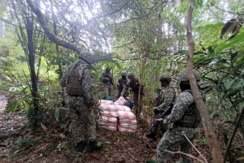 Bungkusan mencurigakan yang ditemukan di kawasan hutan di Ba'kelalan, di utara Sarawak membongkarkan lokasi transit gula serta diesel yang dipercayai akan diseludup ke negara jiran pada Jumaat.