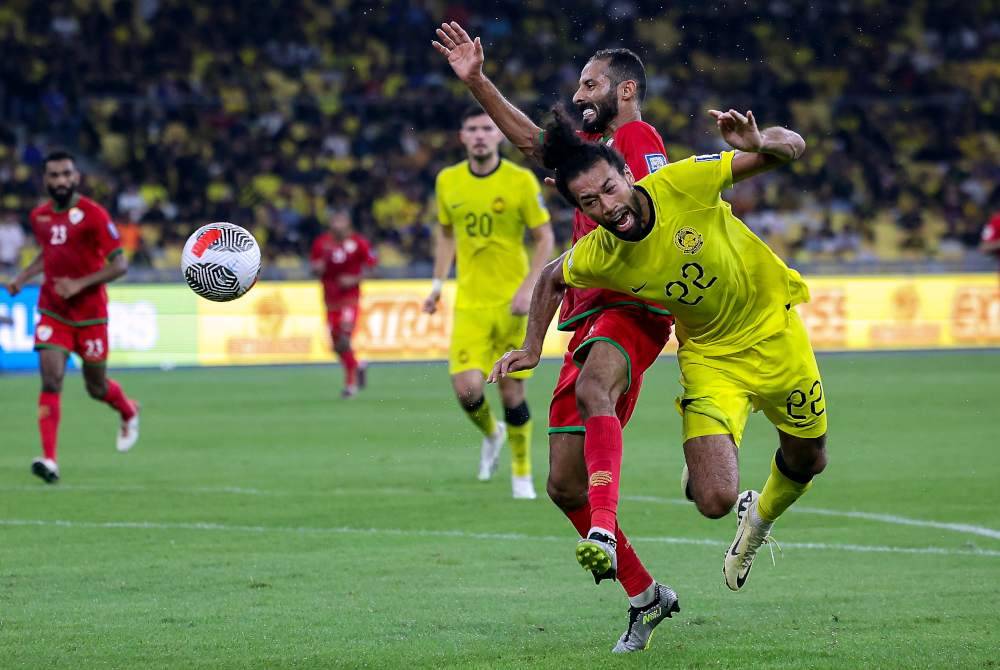 Corbin Ong dijatuhkan pemain pertahanan Oman dalam kotak penalti semasa perlawanan Kumpulan D Kelayakan Piala Dunia 2026/Piala Asia 2027 di Stadium Nasional Bukit Jalil pada Selasa. Foto Bernama