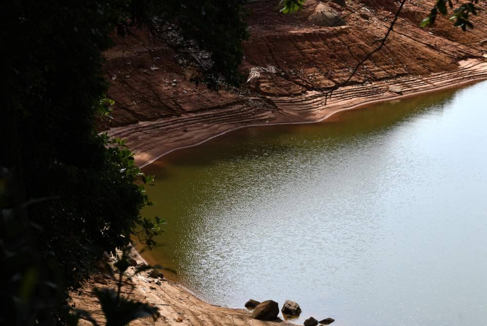 Empangan Air Itam dilihat semakin surut berikutan cuaca panas yang melanda di negara ini. Foto Bernama 