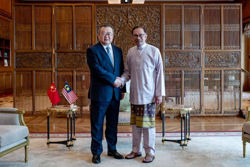 Anwar (kanan) menerima kunjungan hormat Menteri Jabatan Perhubungan Antarabangsa Parti Komunis China, Liu Jianchao di Perdana Putra, Putrajaya.