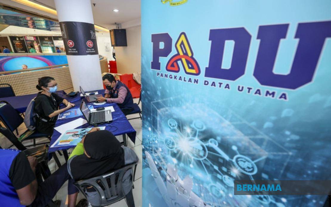 Seramai 9.82 juta daripada 30.08 juta rakyat Malaysia telah mengemas kini data dan maklumat di sistem Pangkalan Data Utama (PADU) setakat semalam. Foto Bernama